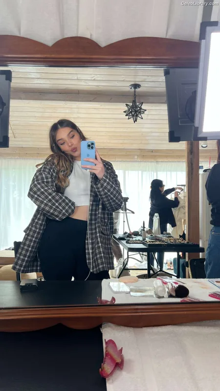 Hailee Steinfeld photo 1 of 1042