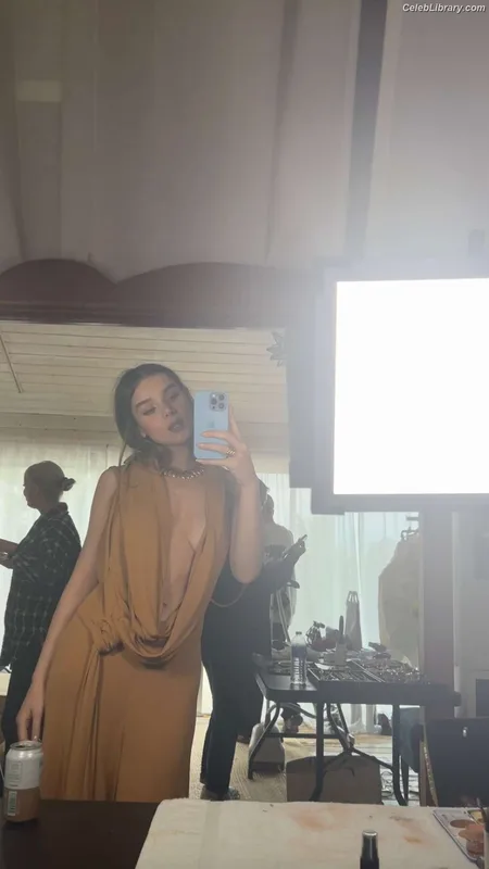 Hailee Steinfeld photo 4 of 1042
