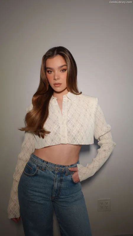 Hailee Steinfeld photo 10 of 1042