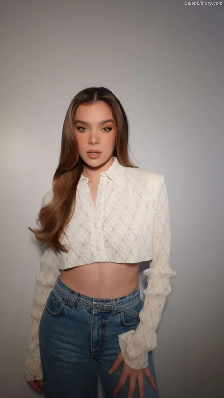 Hailee Steinfeld photo 12 of 1042
