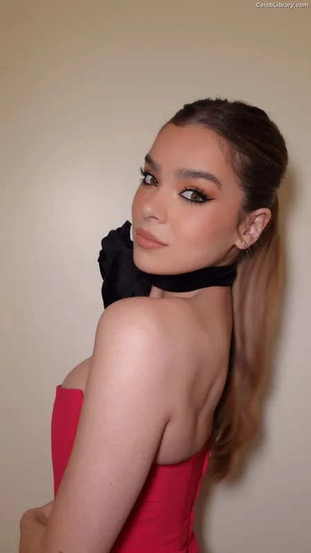 Hailee Steinfeld photo 13 of 1042