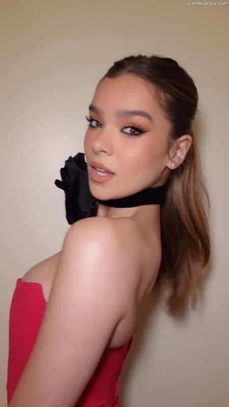 Hailee Steinfeld photo 14 of 1042