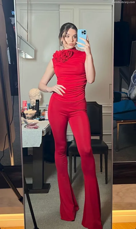 Hailee Steinfeld photo 17 of 1042