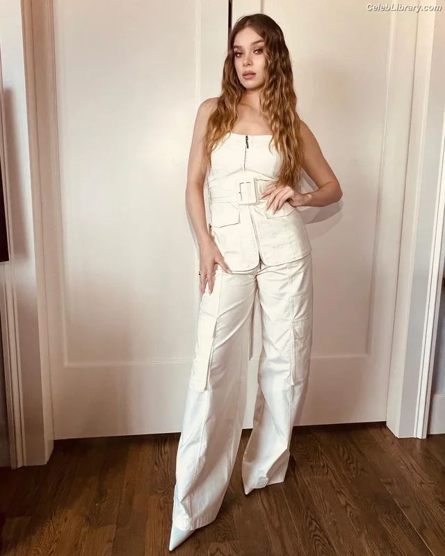 Hailee Steinfeld photo 21 of 1042