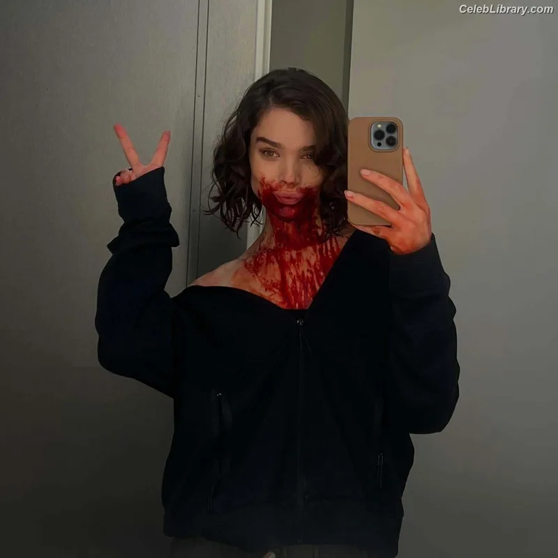 Hailee Steinfeld photo 19 of 1042