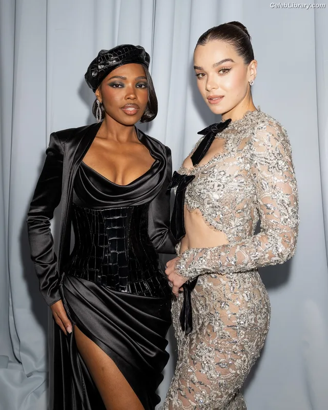 Hailee Steinfeld photo 21 of 1042