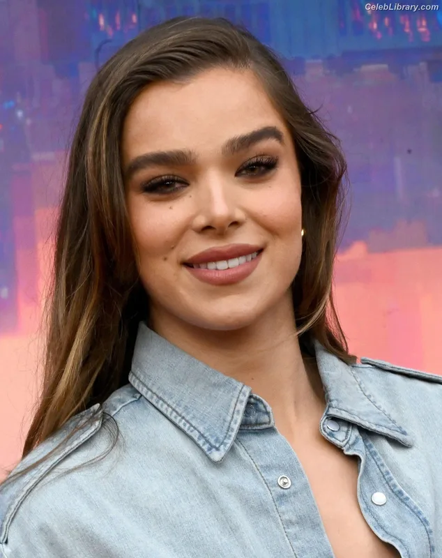 Hailee Steinfeld photo 17 of 1042