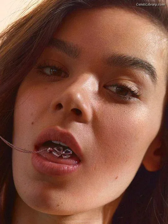 Hailee Steinfeld photo 3 of 1042