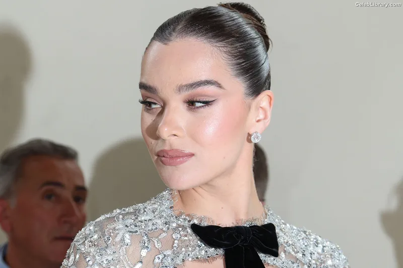 Hailee Steinfeld photo 10 of 1042