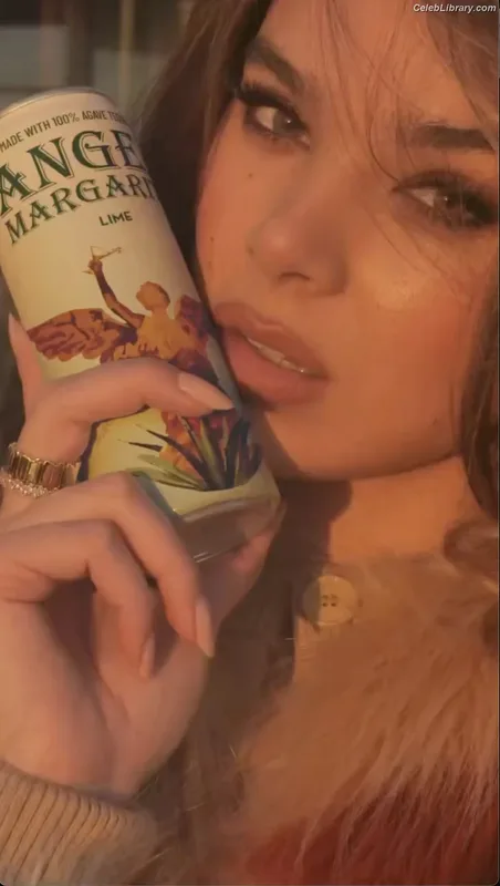 Hailee Steinfeld photo 19 of 1042