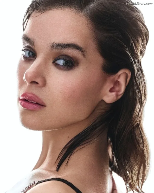 Hailee Steinfeld photo 17 of 1042
