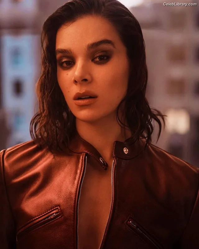 Hailee Steinfeld photo 18 of 1042