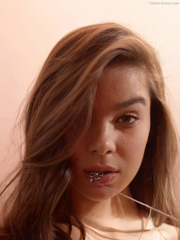Hailee Steinfeld photo 7 of 1042