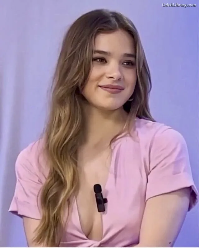 Hailee Steinfeld photo 11 of 1042