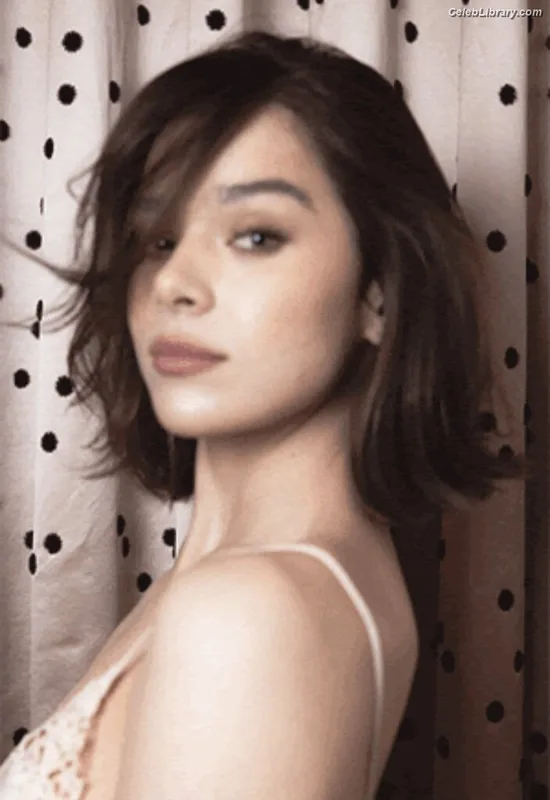 Hailee Steinfeld photo 15 of 1042