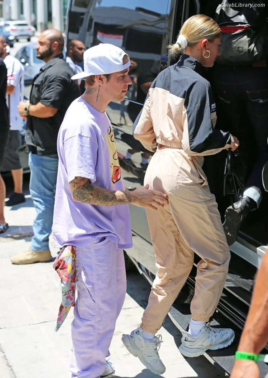 Hailey Baldwin Bieber photo 4 of 1156