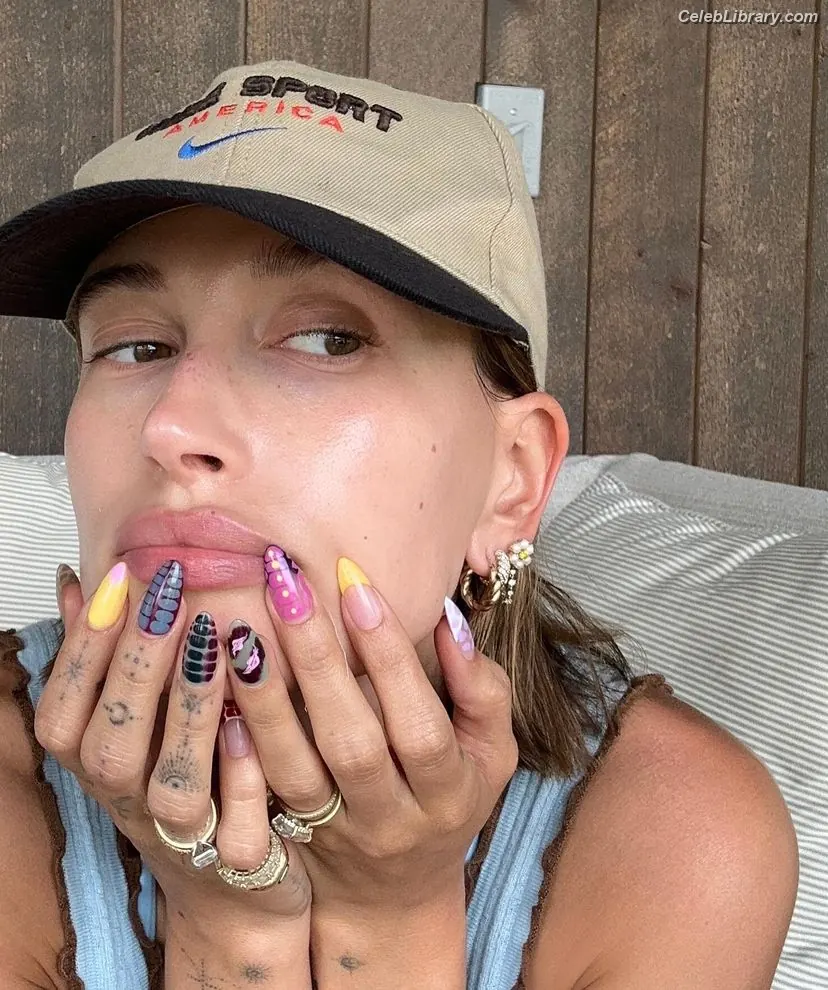 Hailey Baldwin Bieber photo 4 of 1156