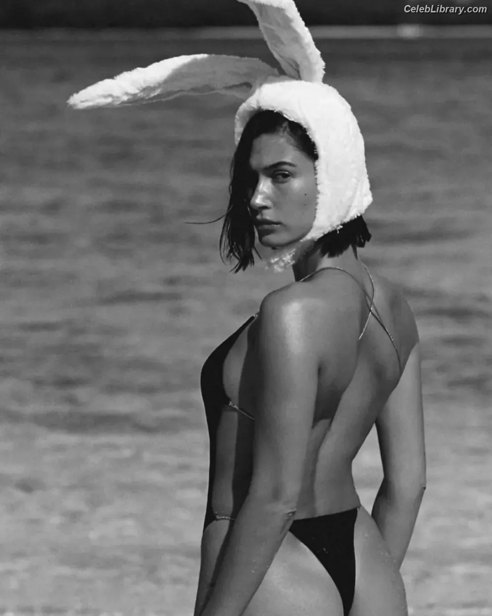 Hailey Baldwin Bieber photo 24 of 1156