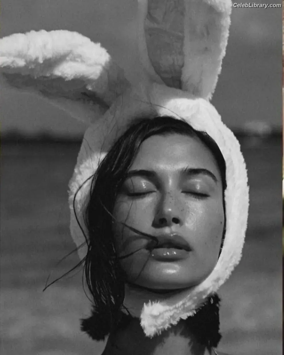 Hailey Baldwin Bieber photo 2 of 1156