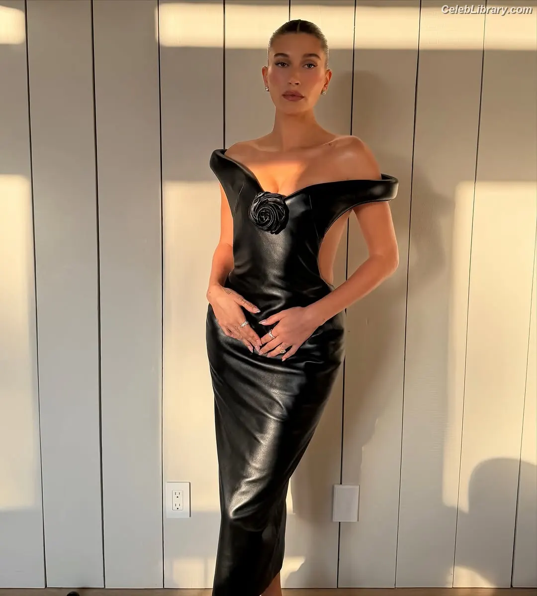 Hailey Baldwin Bieber photo 1 of 1156