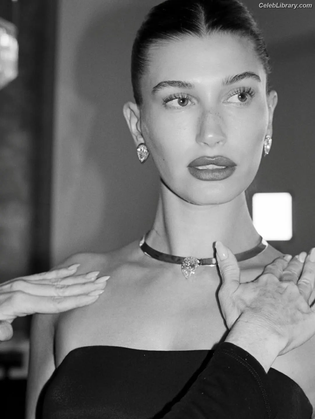 Hailey Baldwin Bieber photo 17 of 1156