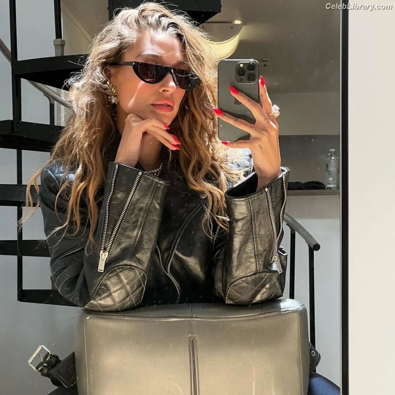 Hailey Baldwin Bieber photo 3 of 1156