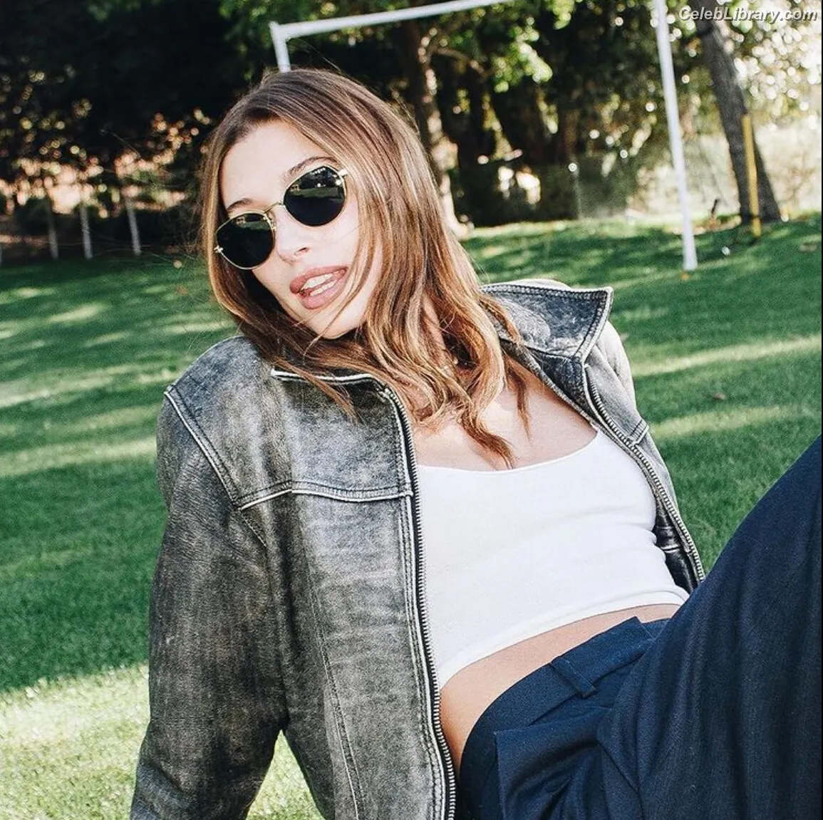 Hailey Baldwin Bieber photo 4 of 1156
