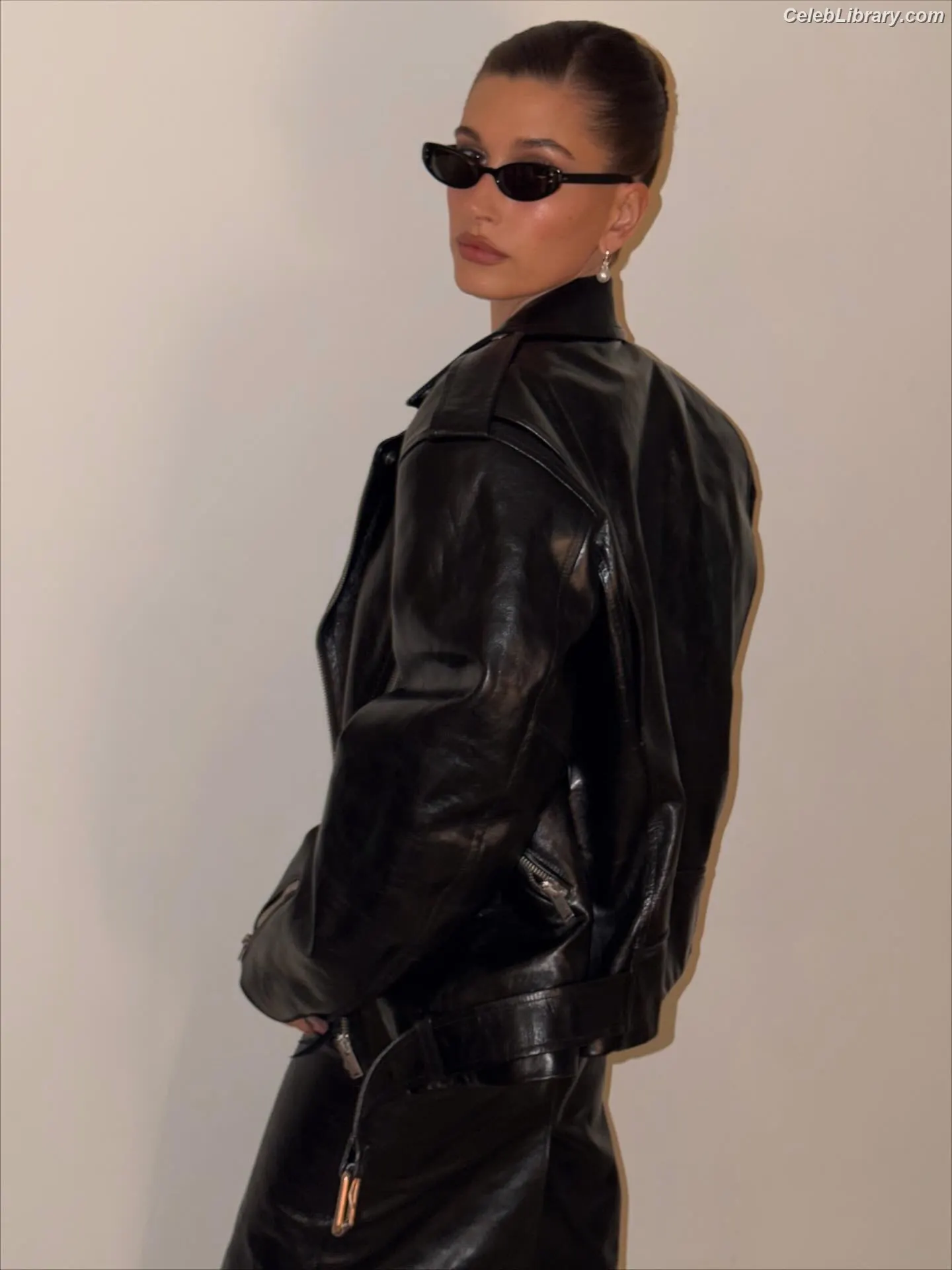 Hailey Baldwin Bieber photo 18 of 1156