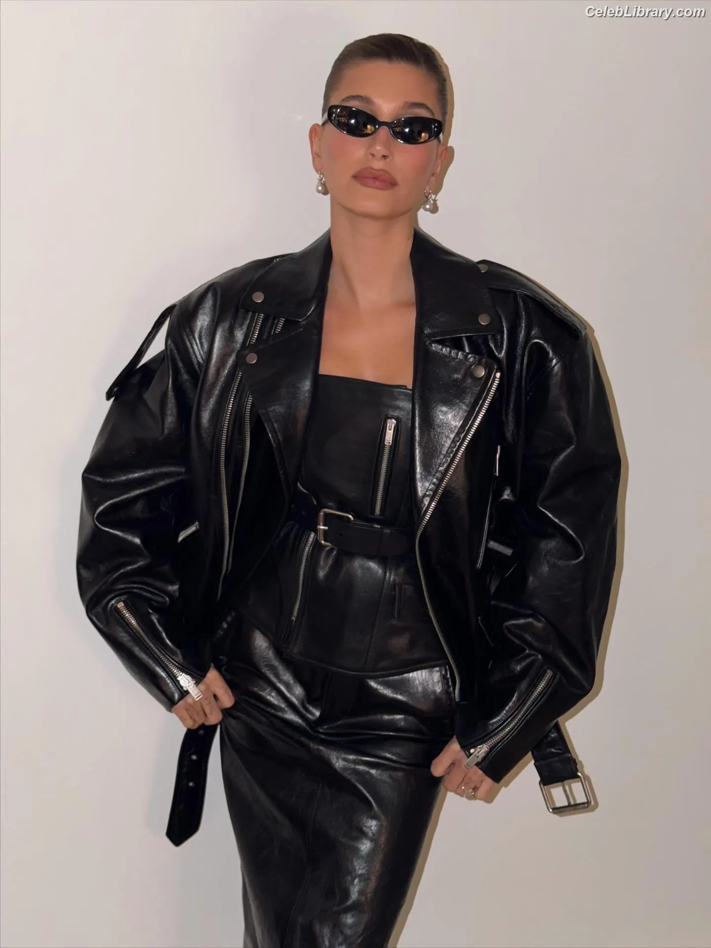 Hailey Baldwin Bieber photo 19 of 1156