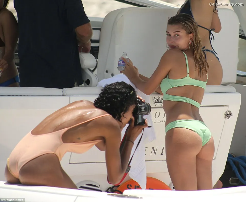 Hailey Baldwin Bieber photo 24 of 1156