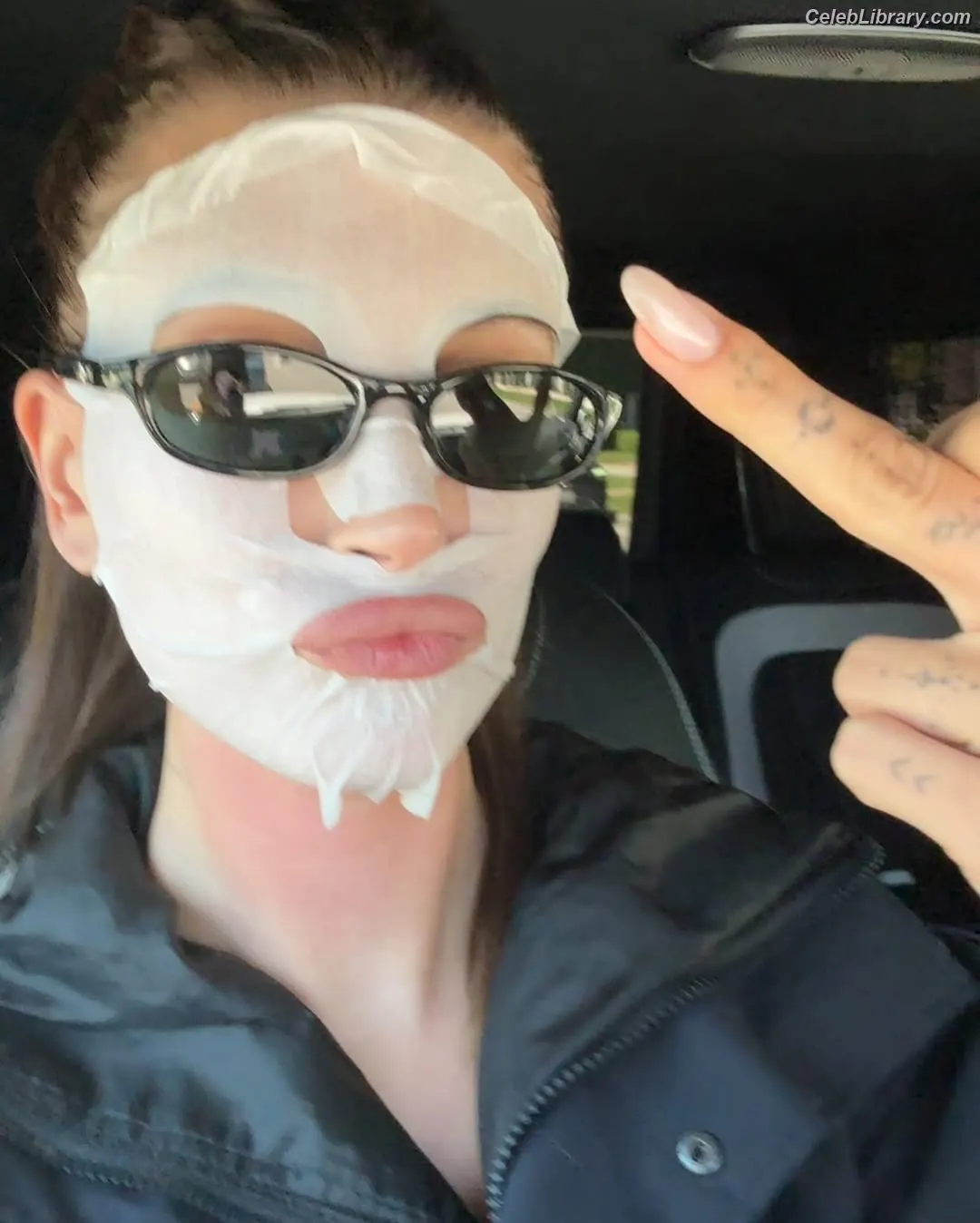 Hailey Baldwin Bieber photo 8 of 1156