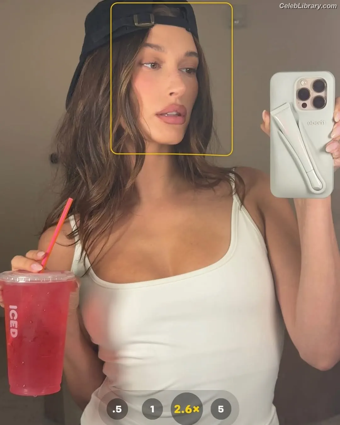 Hailey Baldwin Bieber photo 11 of 1156