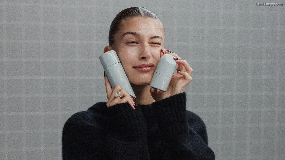 Hailey Baldwin Bieber photo 23 of 1156