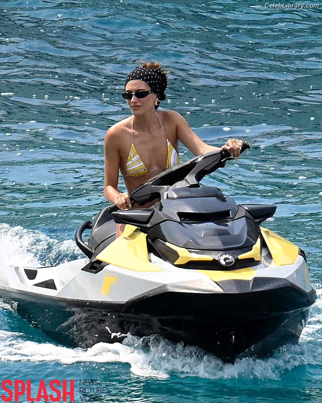 Hailey Baldwin Bieber photo 16 of 1156