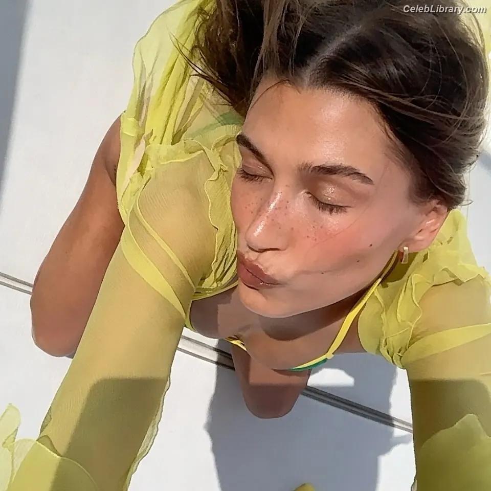Hailey Baldwin Bieber photo 9 of 1156