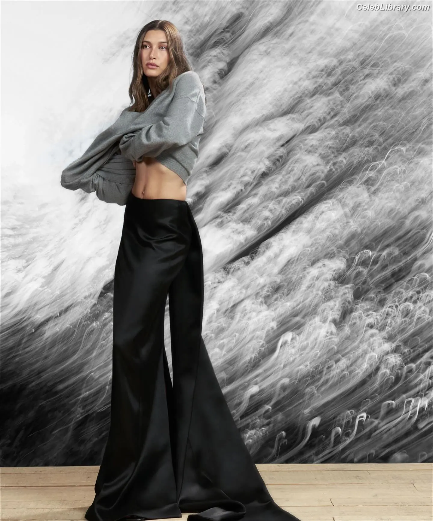 Hailey Baldwin Bieber photo 11 of 1156