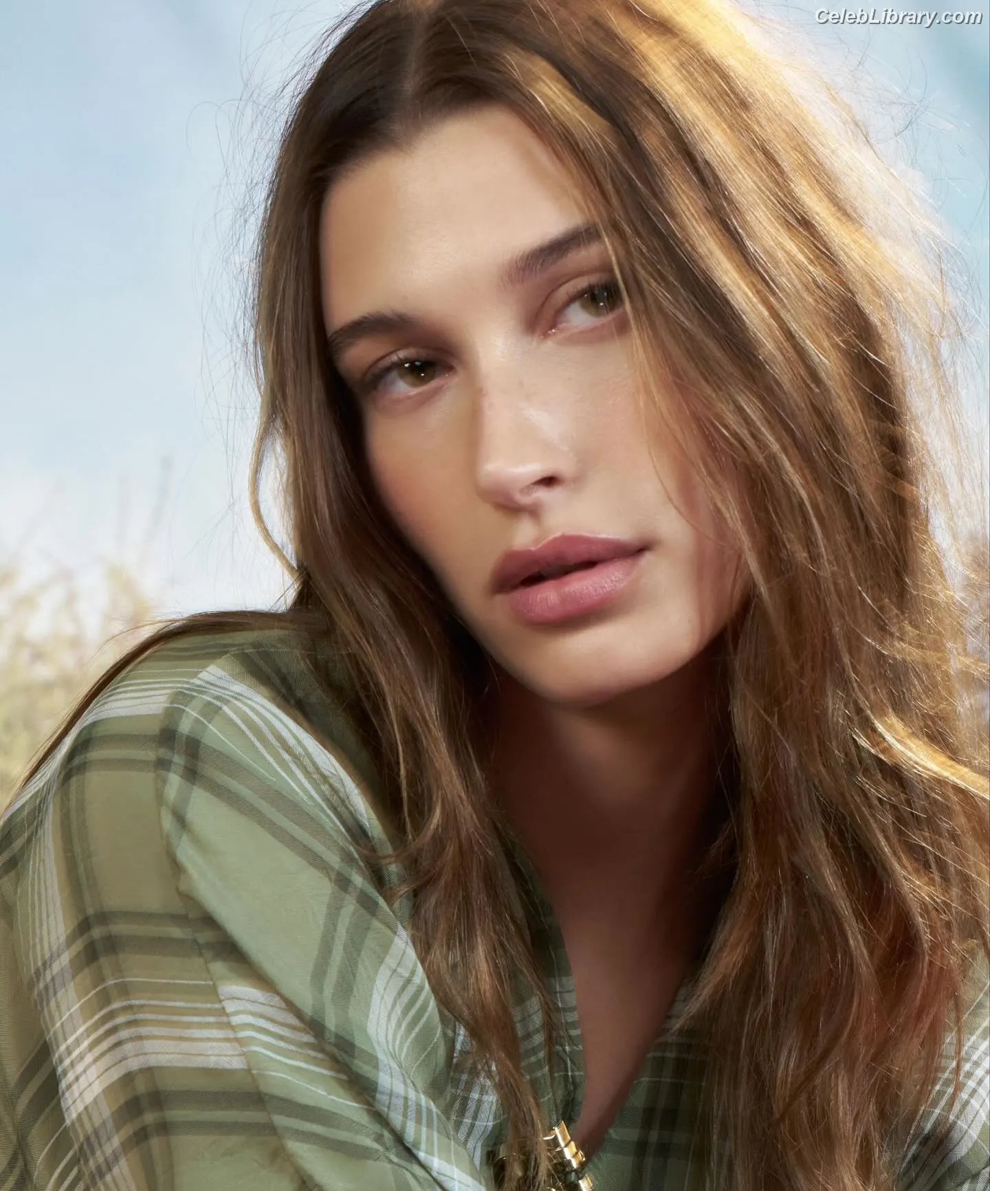 Hailey Baldwin Bieber photo 17 of 1156