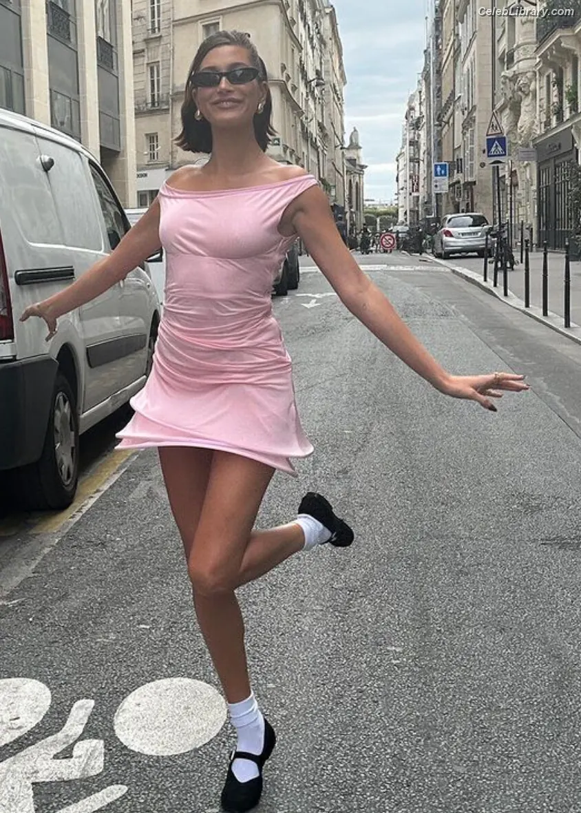 Hailey Baldwin Bieber photo 16 of 1156