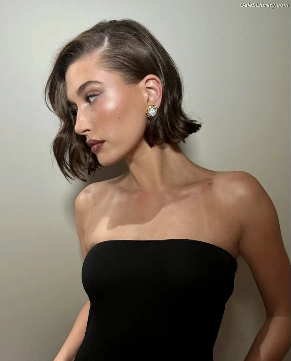 Hailey Baldwin Bieber photo 24 of 1156