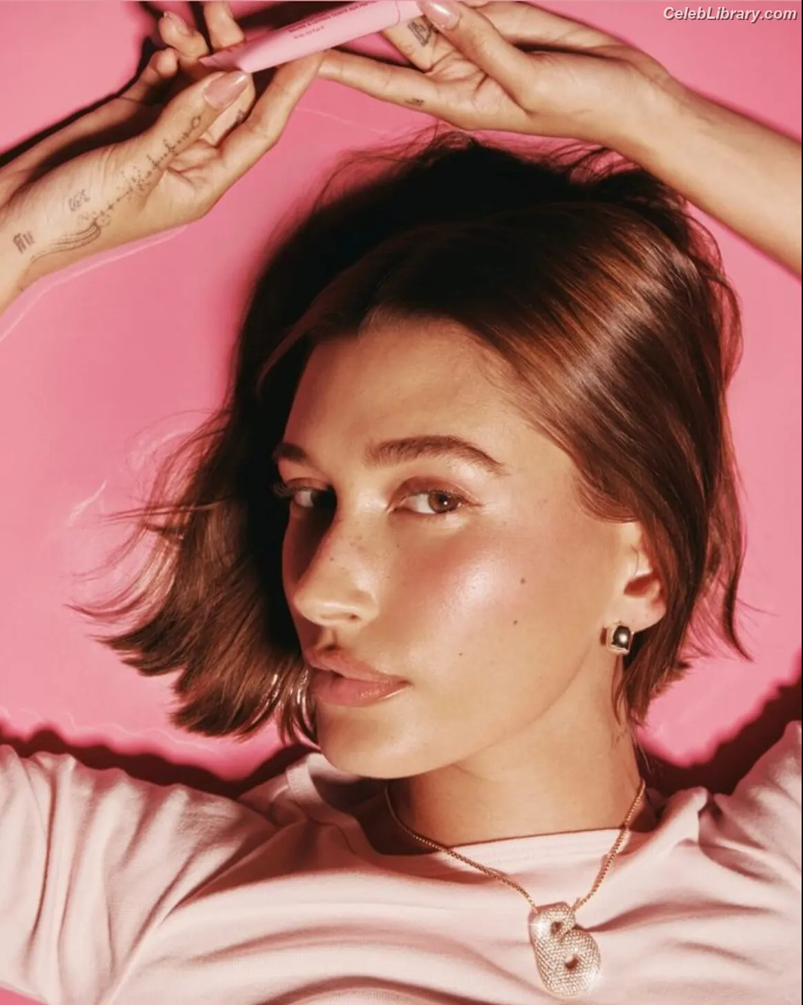 Hailey Baldwin Bieber photo 24 of 1156