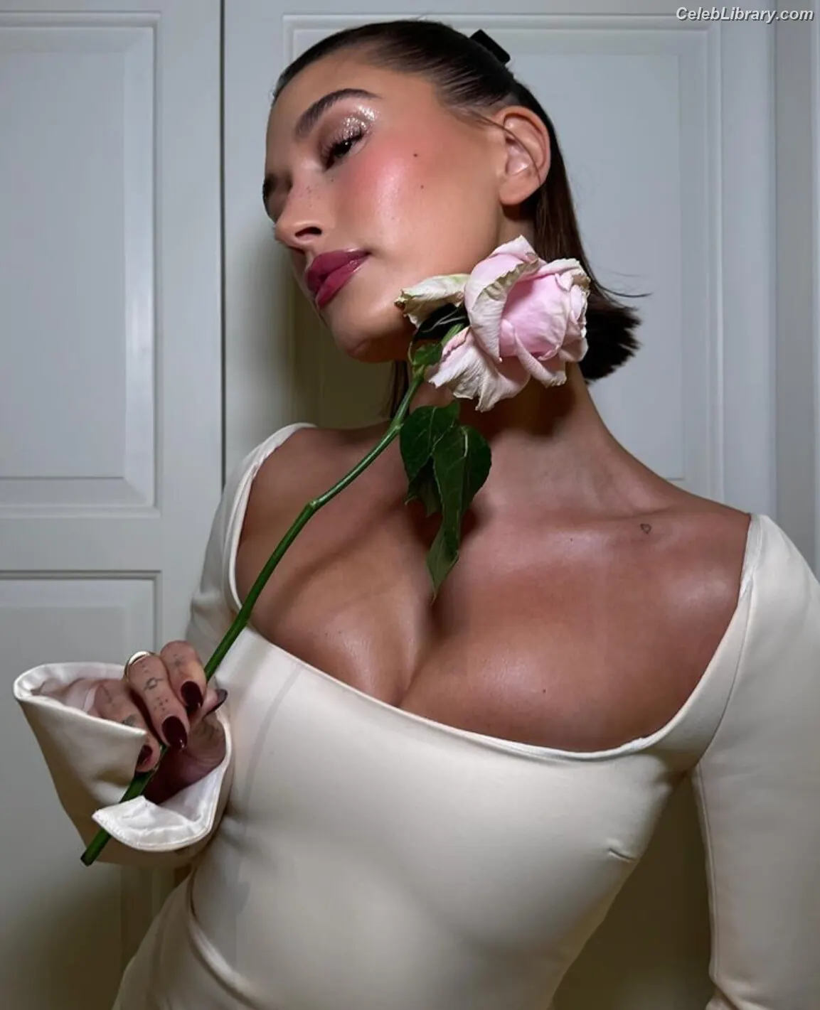 Hailey Baldwin Bieber photo 12 of 1156