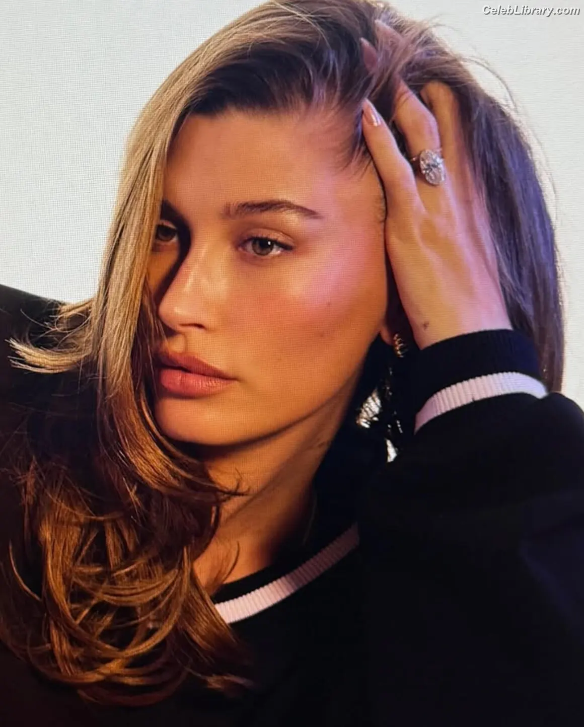 Hailey Baldwin Bieber photo 16 of 1156