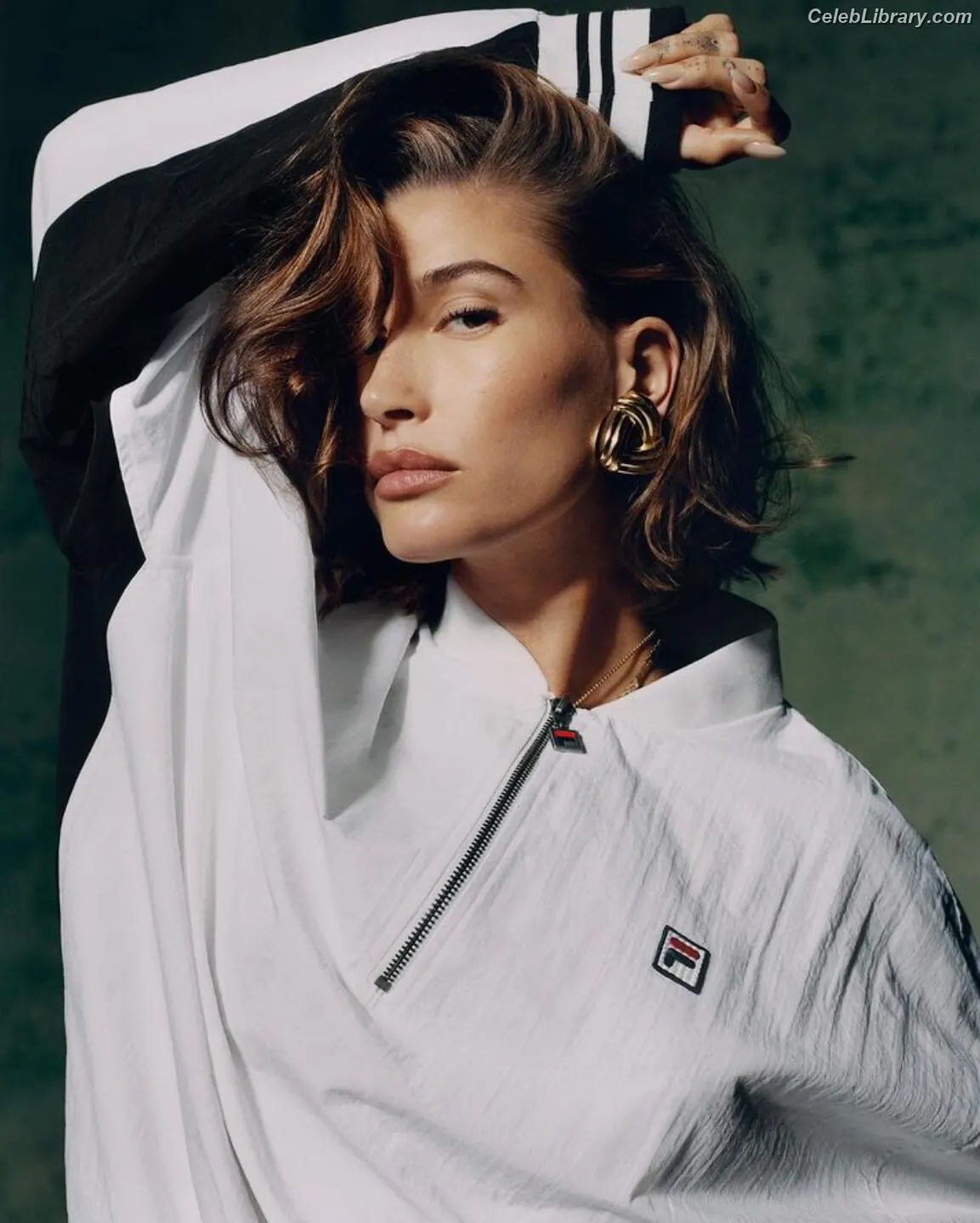 Hailey Baldwin Bieber photo 12 of 1156