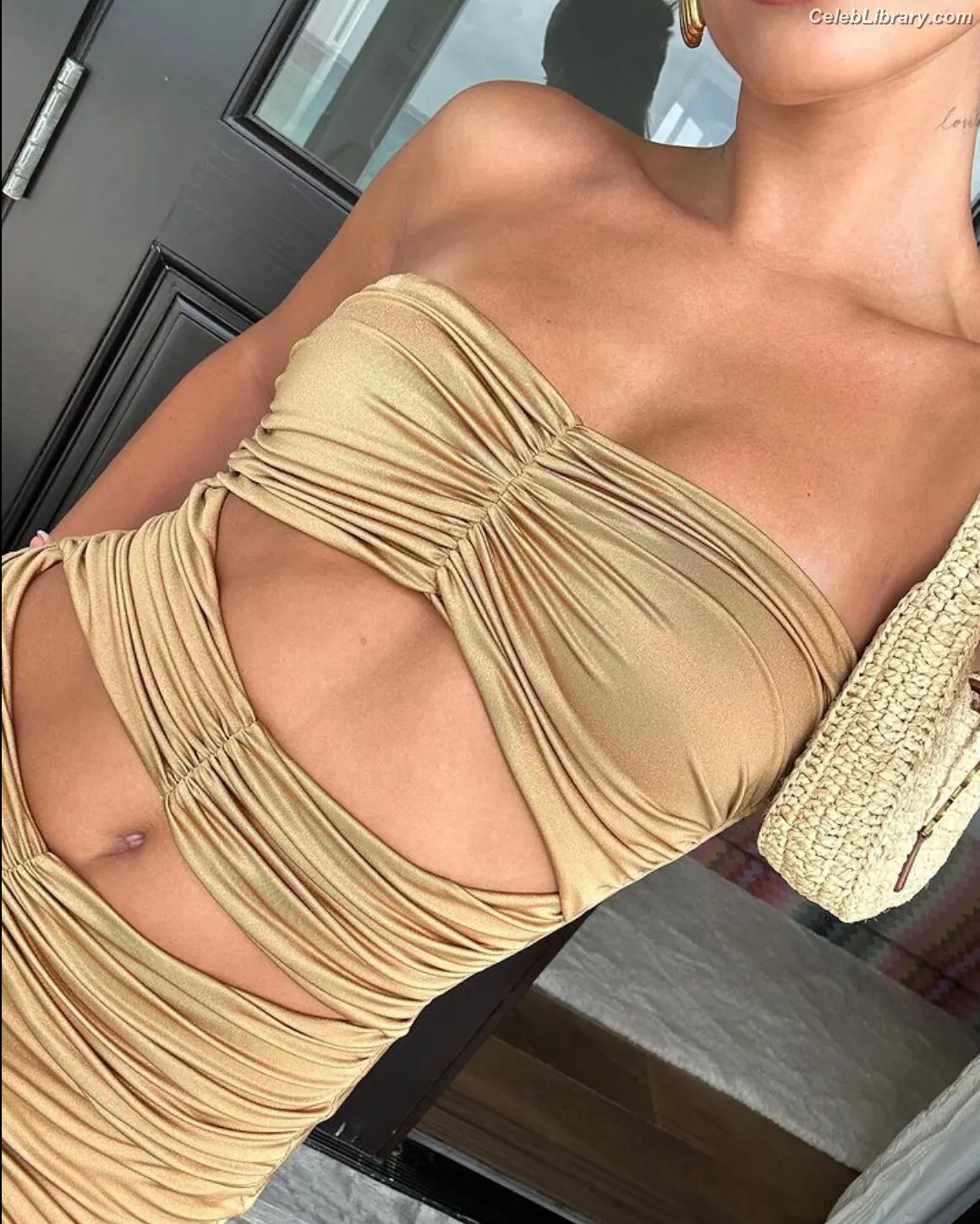 Hailey Baldwin Bieber photo 1 of 1156