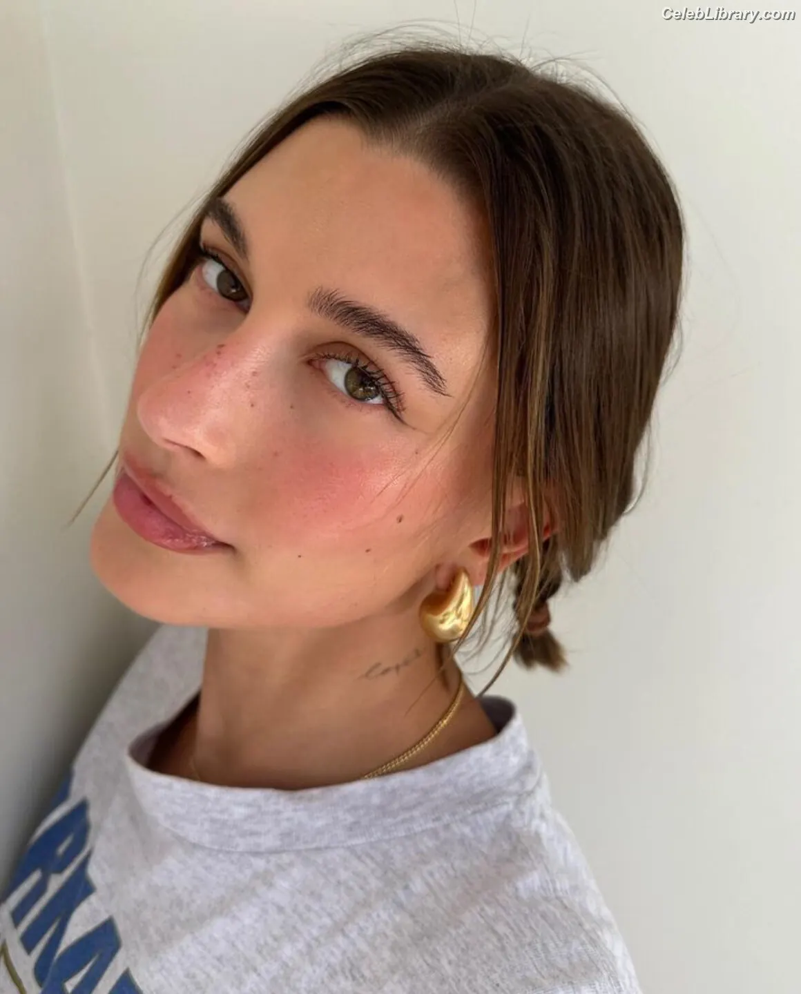 Hailey Baldwin Bieber photo 7 of 1156