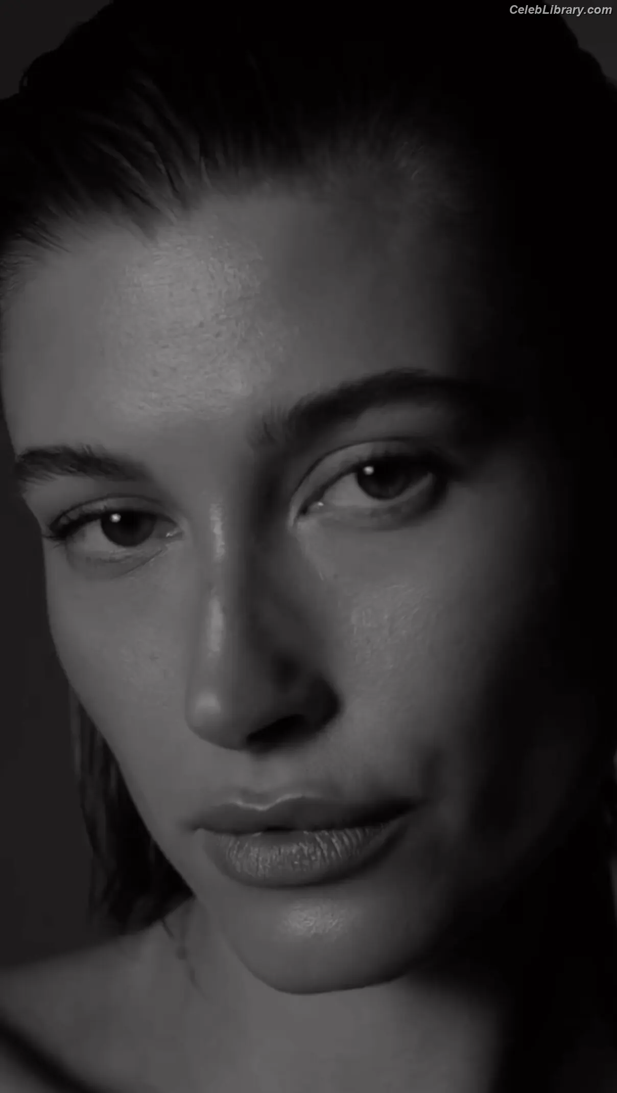 Hailey Baldwin Bieber photo 10 of 1156