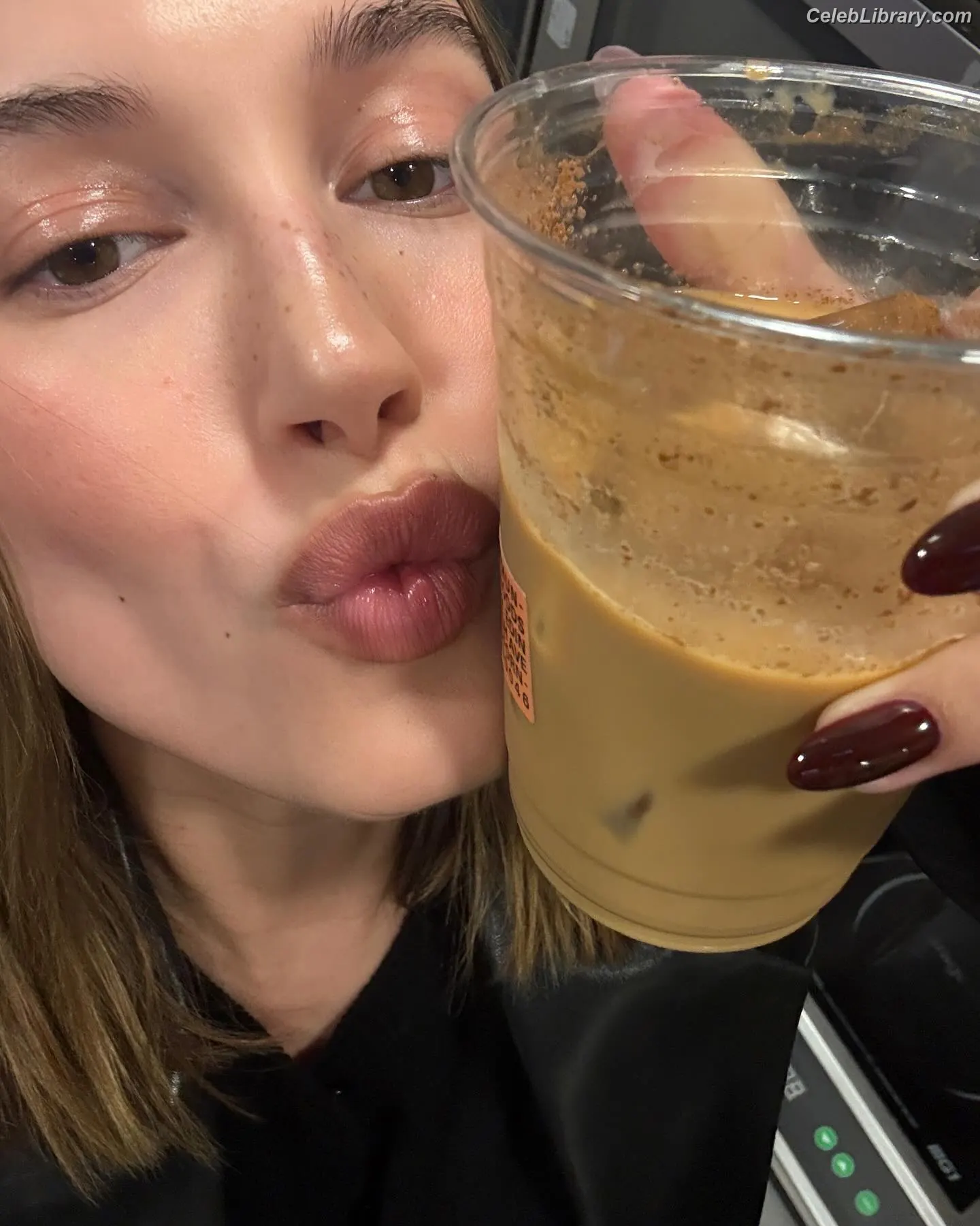 Hailey Baldwin Bieber photo 10 of 1156