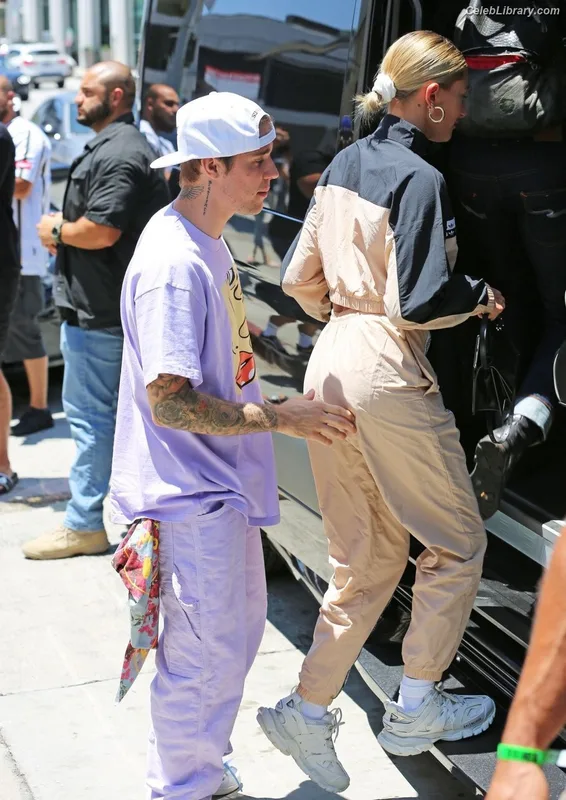 Hailey Baldwin Bieber photo 4 of 1157