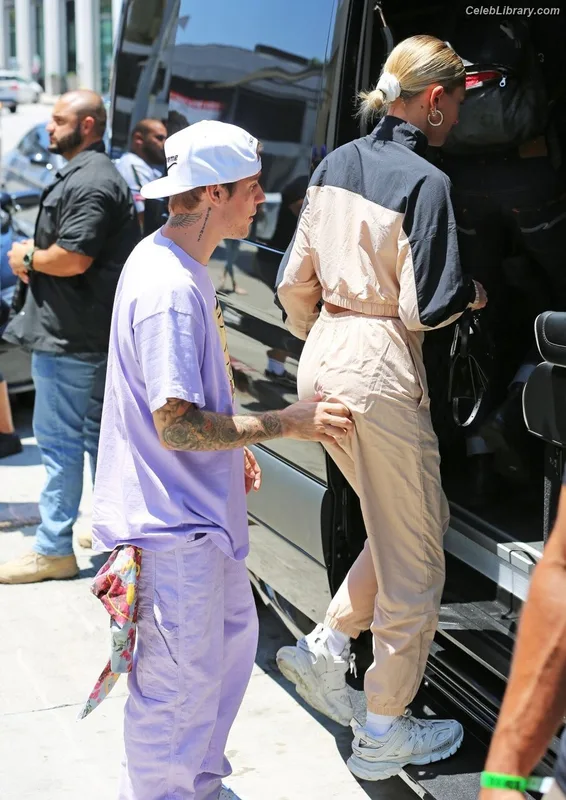 Hailey Baldwin Bieber photo 7 of 1157