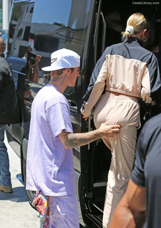 Hailey Baldwin Bieber photo 18 of 1157